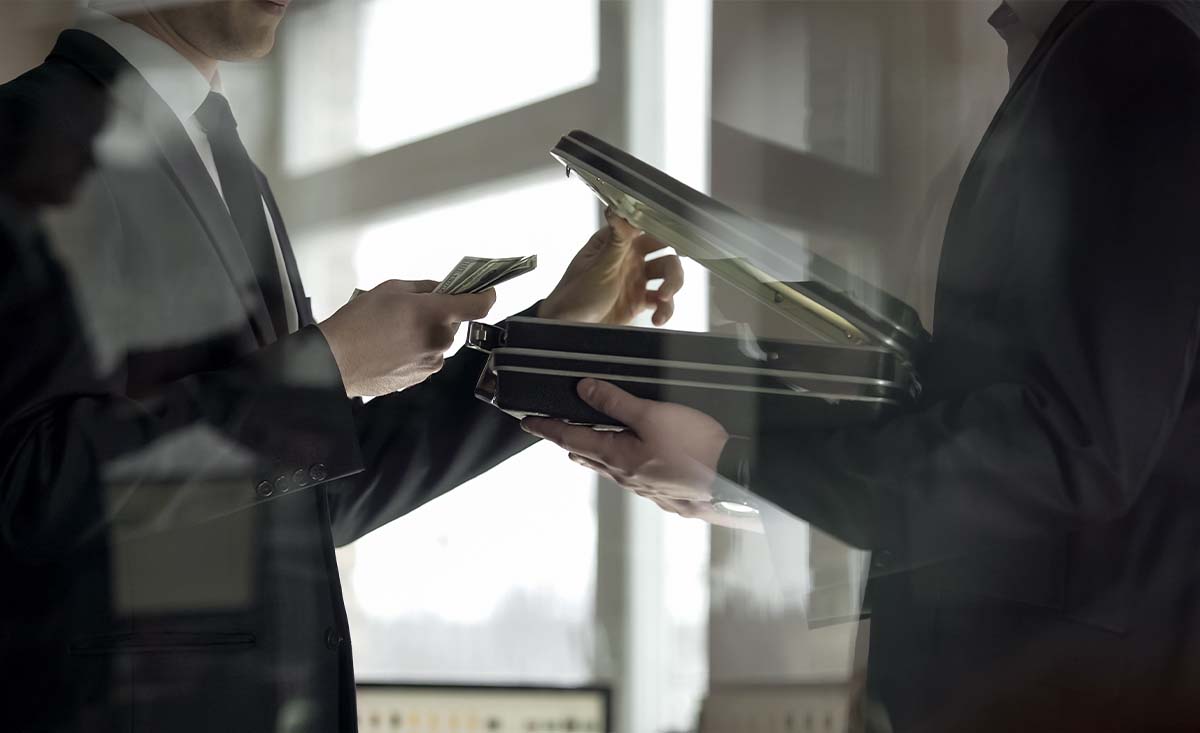 Το έγκλημα της νομιμοποίησης εσόδων από εγκληματικές δραστηριότητες.